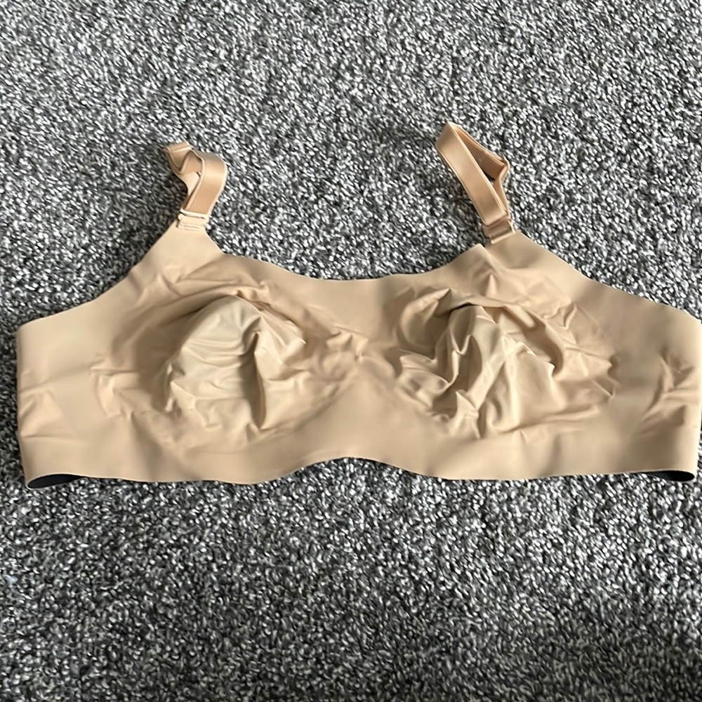 Knix reversible bra nude and black.